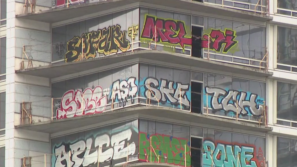 27-story LA high-rise tagged with graffiti
